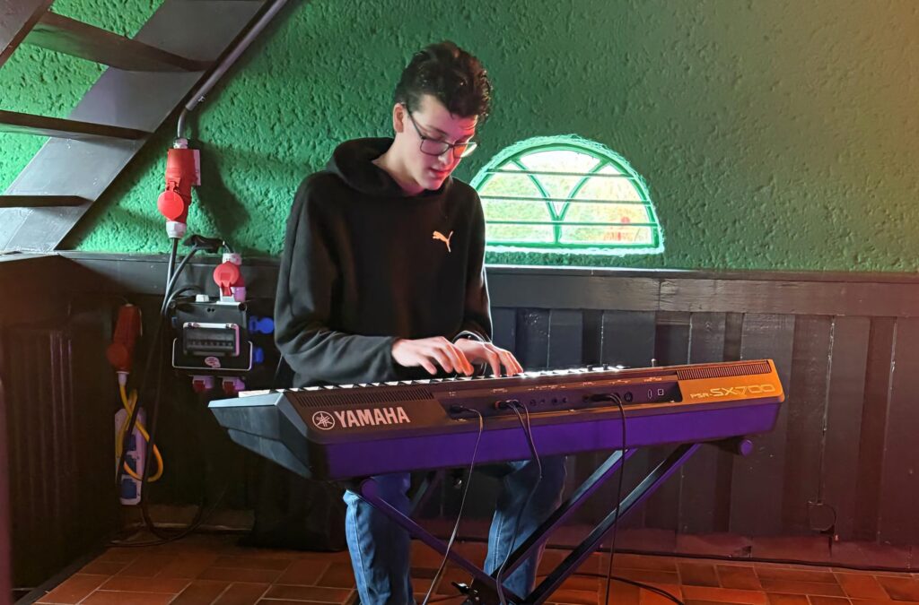 Mathijs van Abel speelt live op zijn Yamaha-keyboard